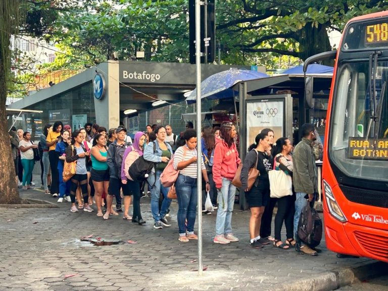 107870730-ri-rio-de-janeiro-rj-29-07-2024-passageiros-enfrentam-primeiro-dia-sem-o-metro-de-superfic